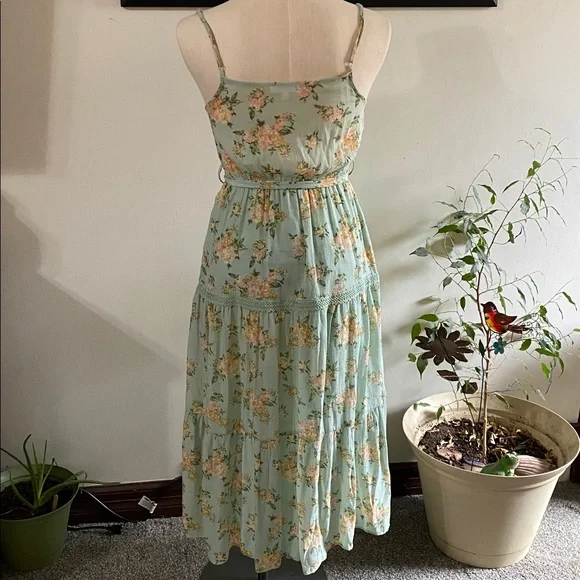 Mine Floral Midi Dress in Soft Green and Cream size small - Picture 4 of 11